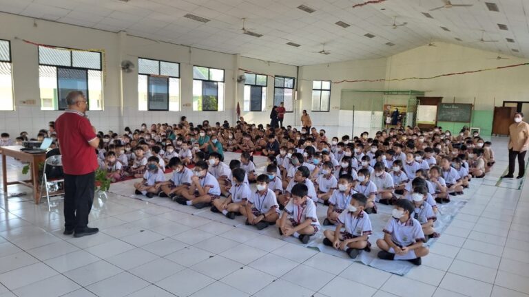 Children meditating Indonesia